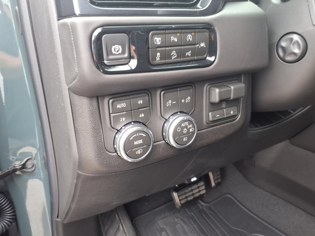New 2026 GMC Yukon XL AT4 Ultimate w/ LPO, Illumination Package AWD/4WD image 7