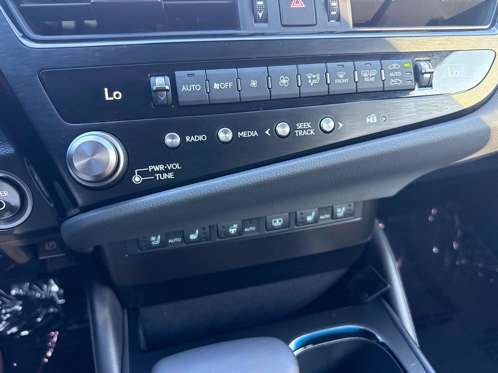 Used 2025 Lexus ES 300h Ultra Luxury w/ Accessory Package (Z2) FWD image 18