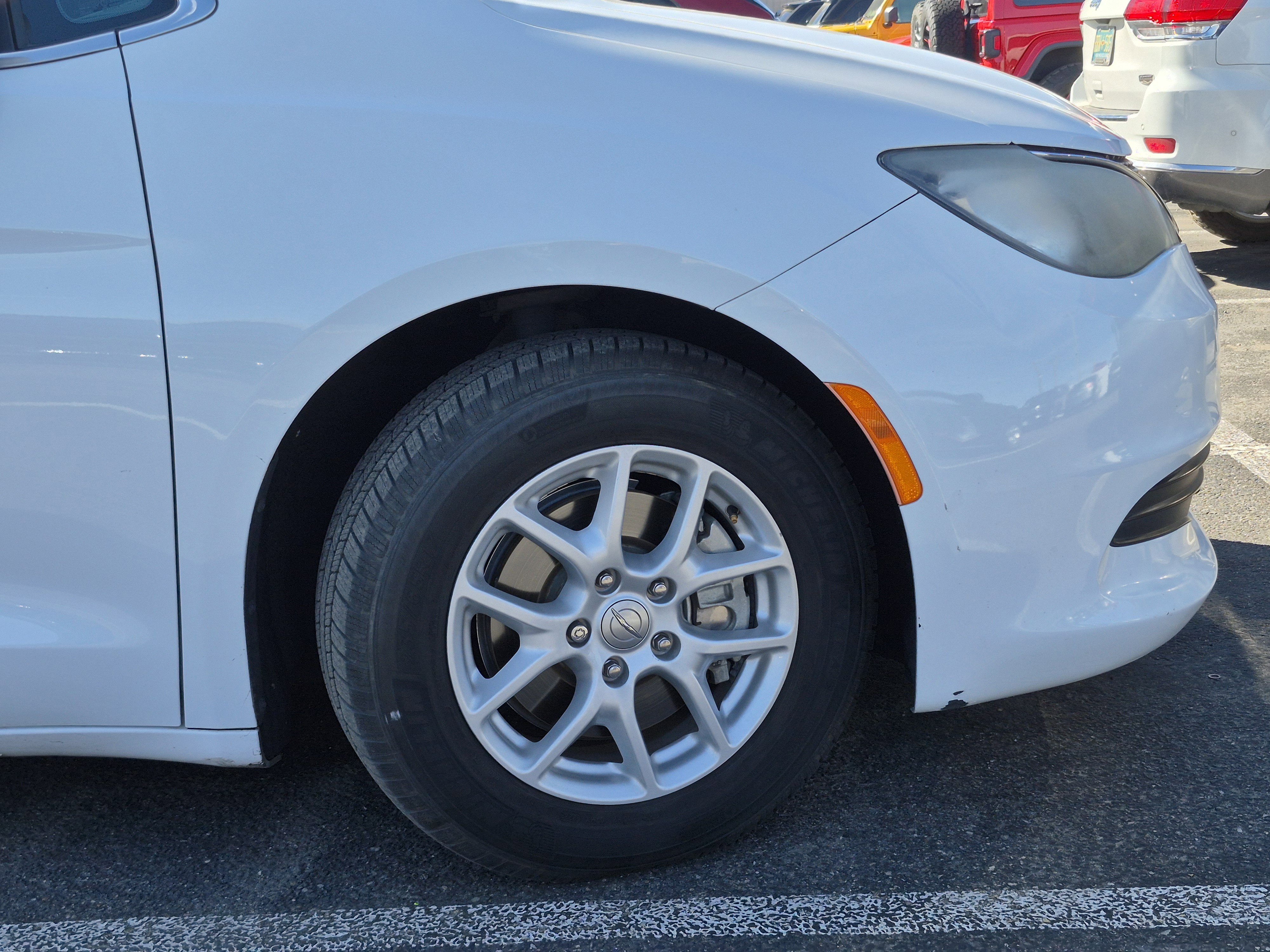 Used 2017 Chrysler Pacifica LX image 14