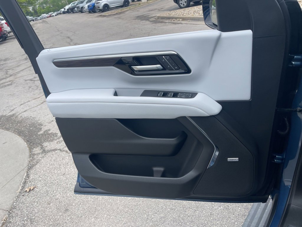 New 2025 Chevrolet Suburban Premier image 40