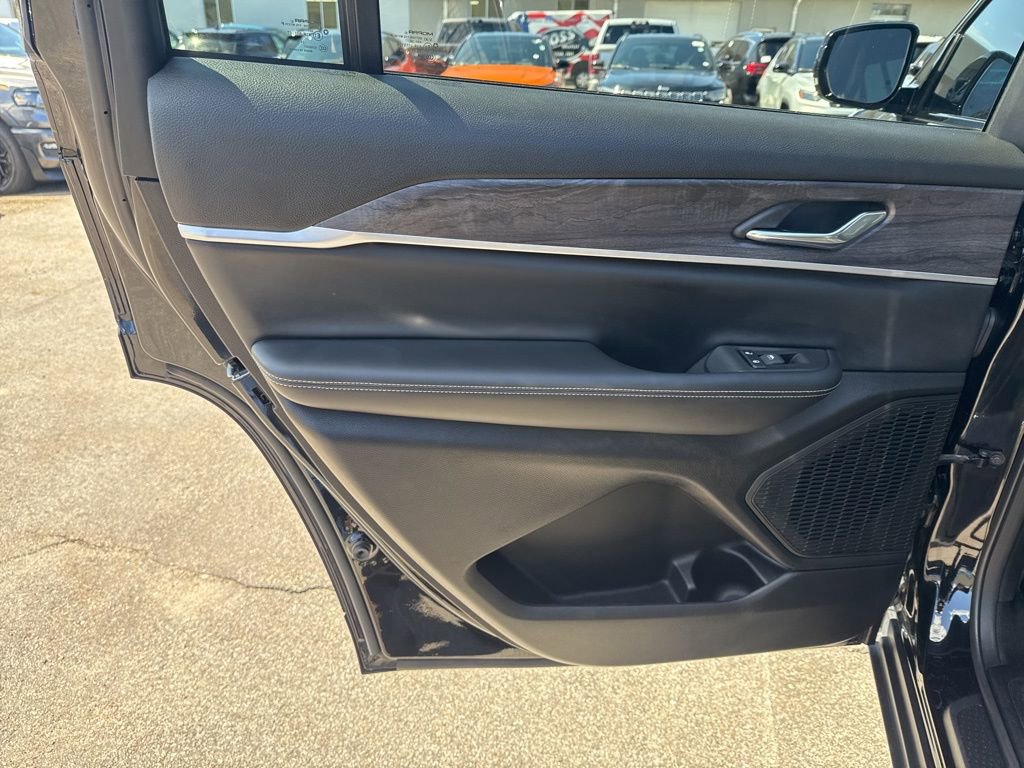 Certified 2025 Jeep Grand Cherokee L Limited w/ Black Appearance Package AWD/4WD image 27