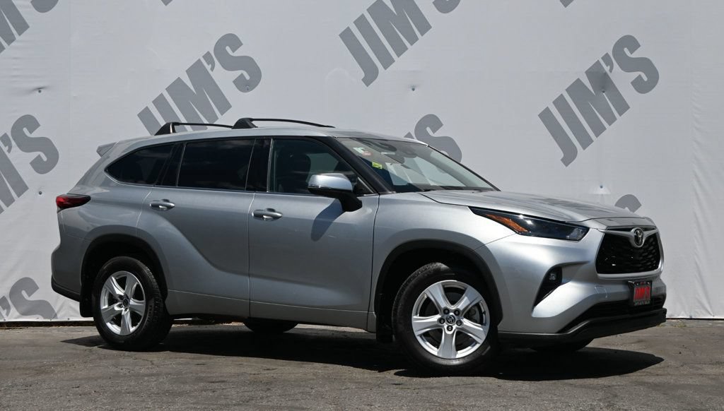 Used 2022 Toyota Highlander LE FWD image 3