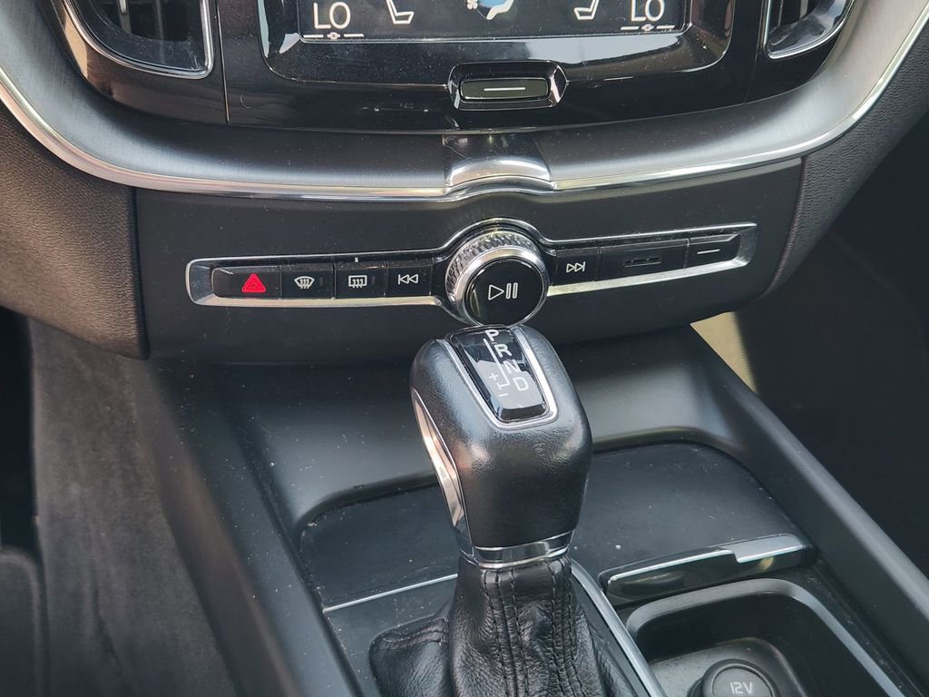 Used 2018 Volvo XC60 T6 Momentum w/ Advanced Package image 21