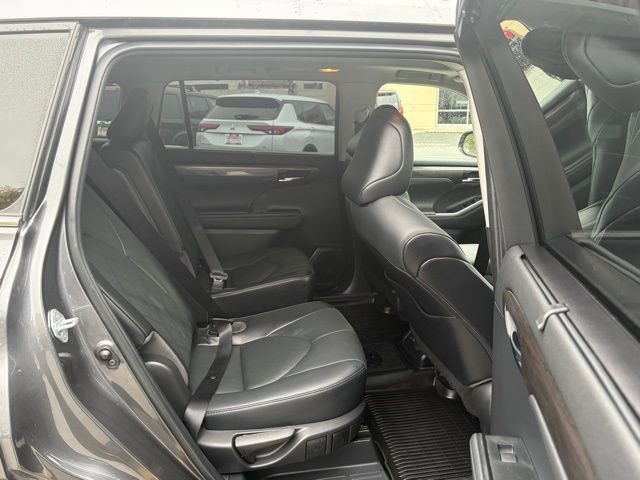Used 2022 Toyota Highlander Platinum AWD/4WD image 33