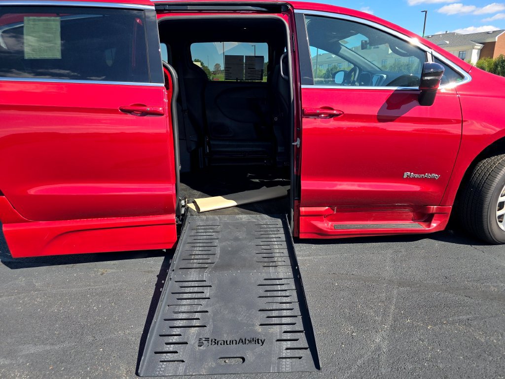 Used 2026 Chrysler Pacifica Select FWD image 14