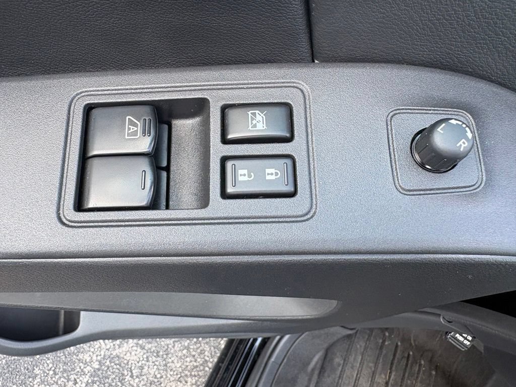 Used 2025 Nissan Frontier SV AWD/4WD image 13