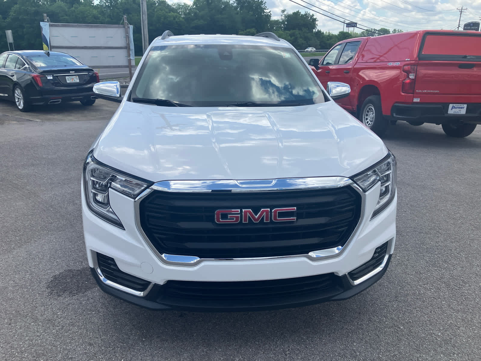 Used 2022 GMC Terrain SLE w/ Driver Convenience Package FWD image 2