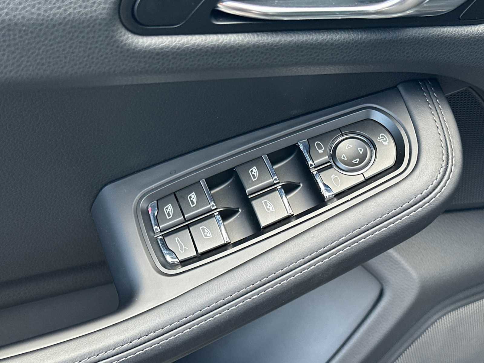 New 2025 Porsche Macan AWD/4WD image 13