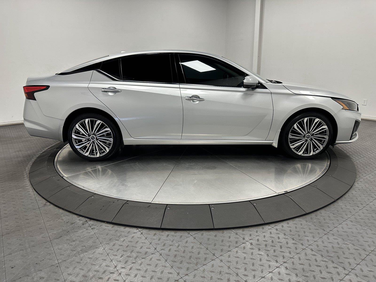 Used 2024 Nissan Altima 2.5 SL AWD/4WD image 16