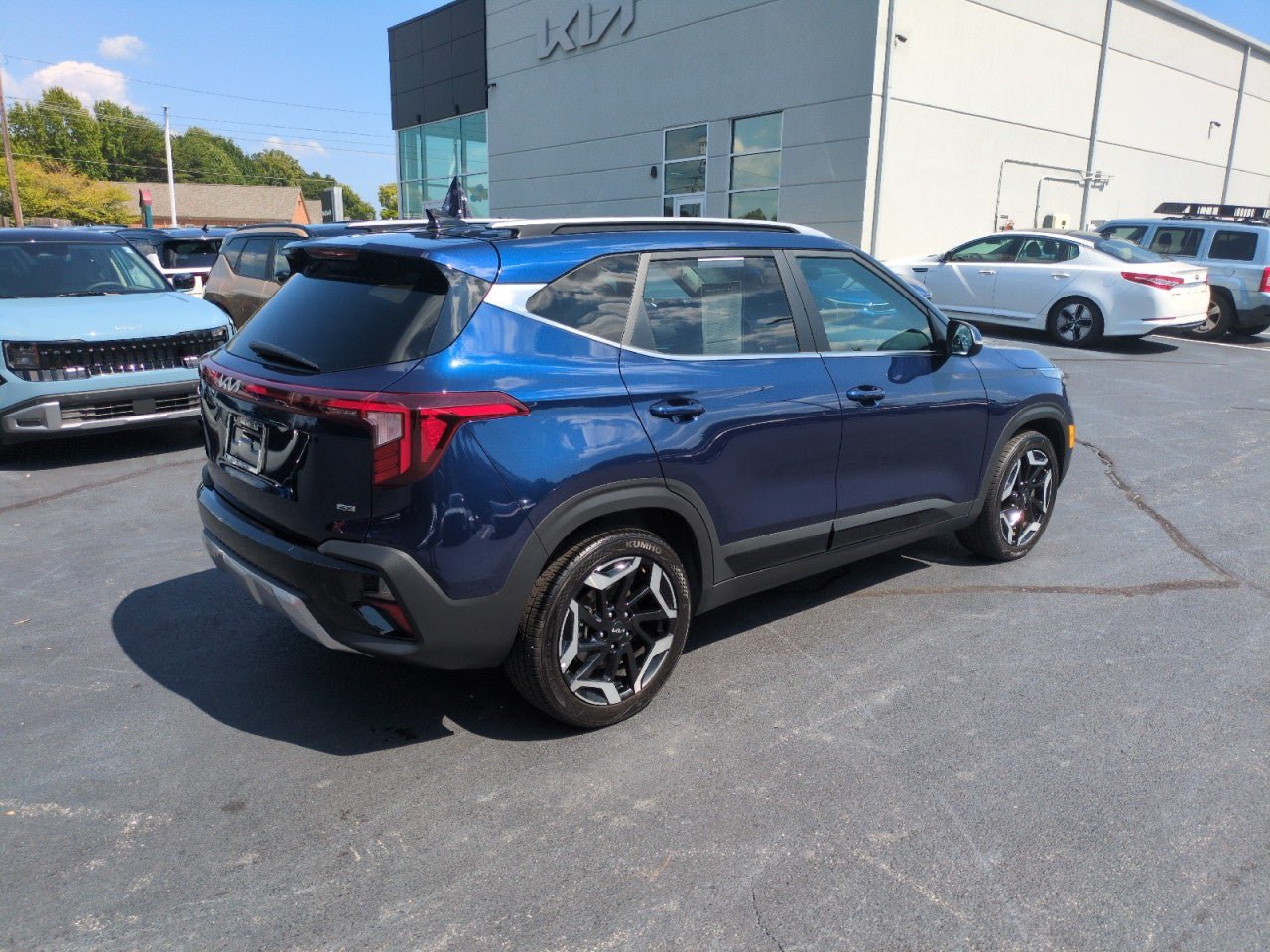 Certified 2024 Kia Seltos SX w/ SX Sunroof Package AWD/4WD image 7
