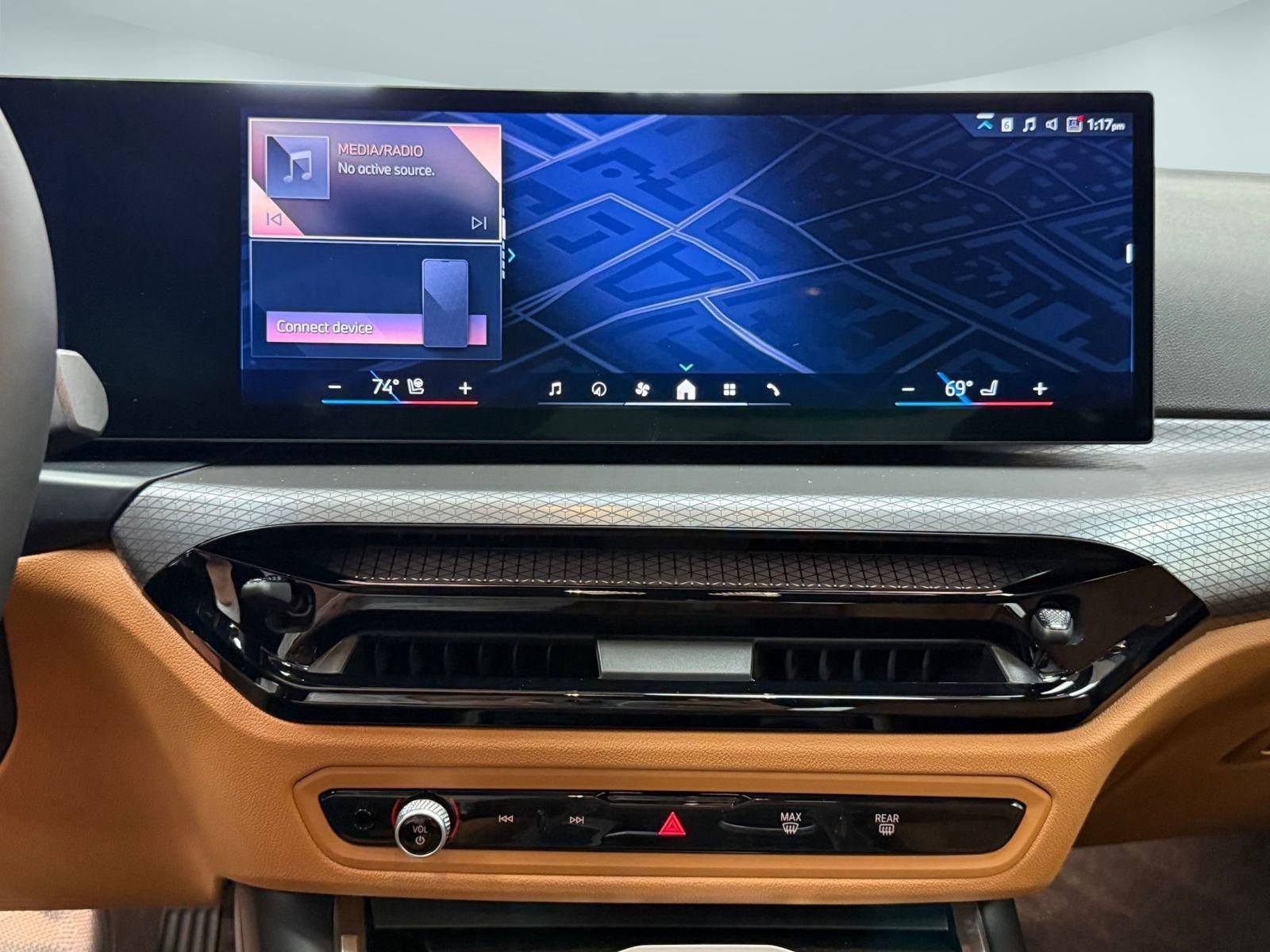 Used 2025 BMW 330i xDrive Sedan w/ Premium Package image 27