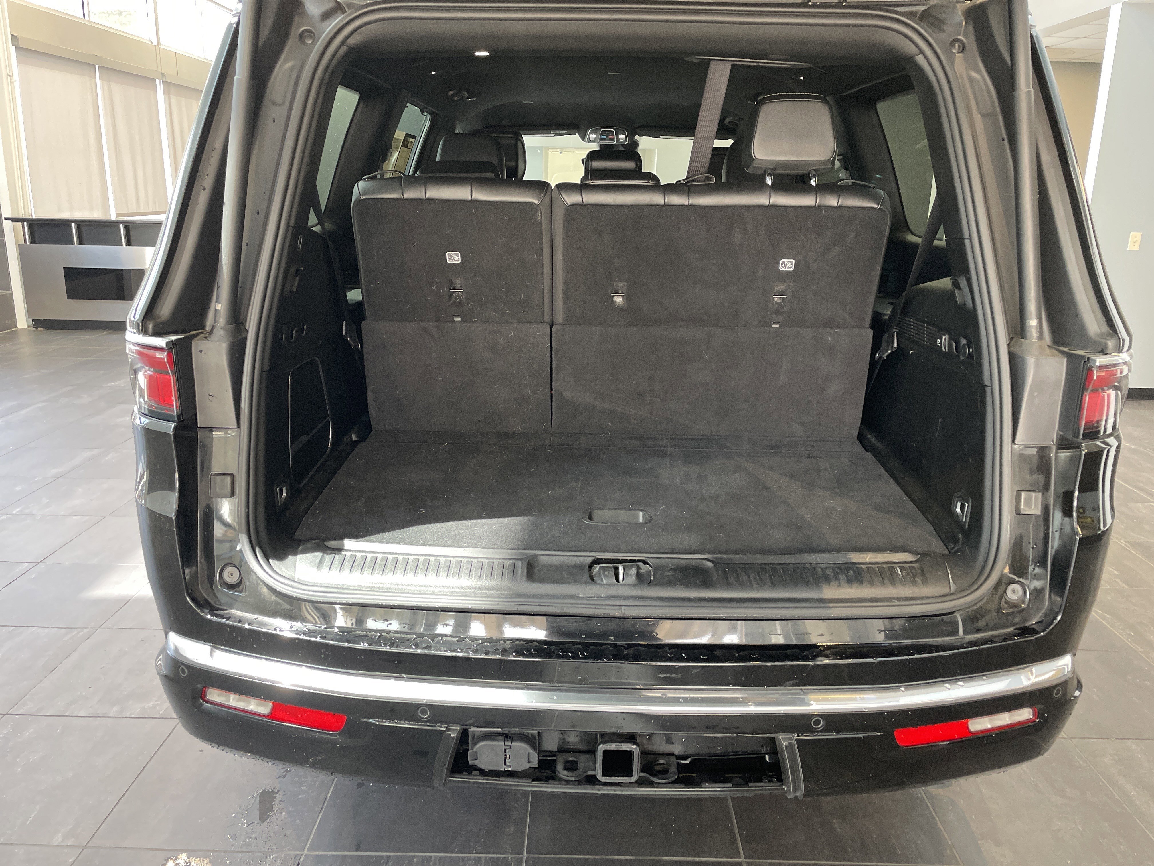 Used 2023 Jeep Wagoneer 4WD w/ Convenience Group I image 35