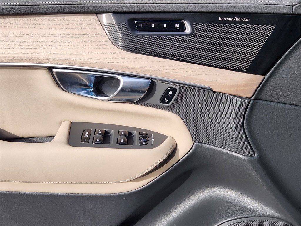 New 2026 Volvo XC90 B6 Ultra w/ Protection Package image 3