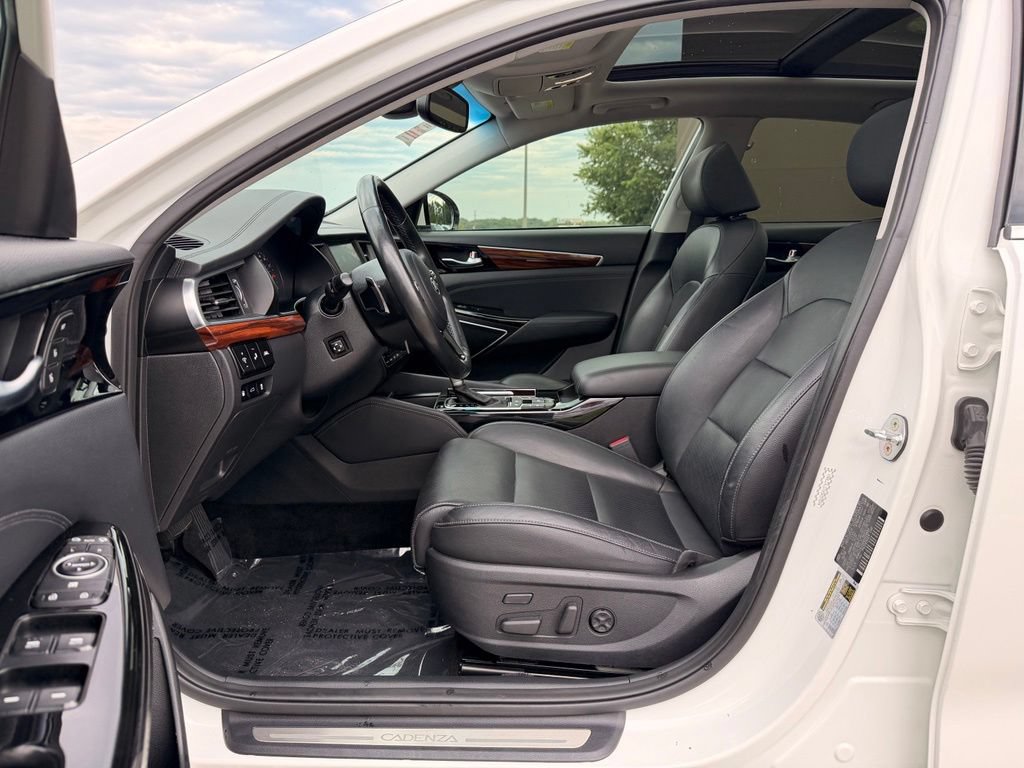 Used 2017 Kia Cadenza Technology FWD image 2