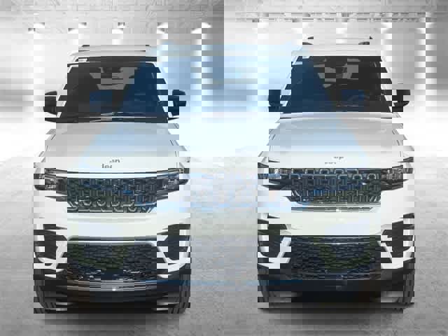 Used 2025 Jeep Grand Cherokee Laredo image 3