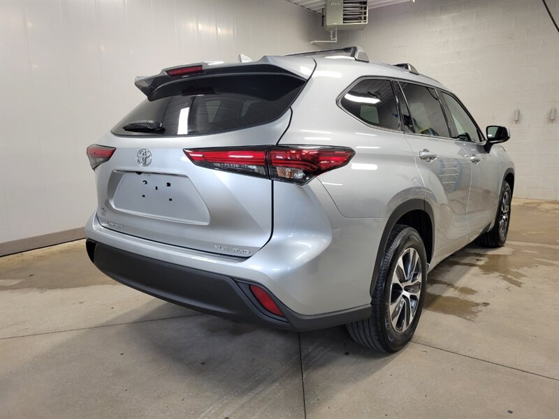 Used 2021 Toyota Highlander XLE AWD/4WD image 9