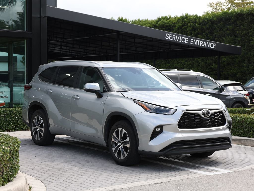 Used 2023 Toyota Highlander XLE FWD image 2