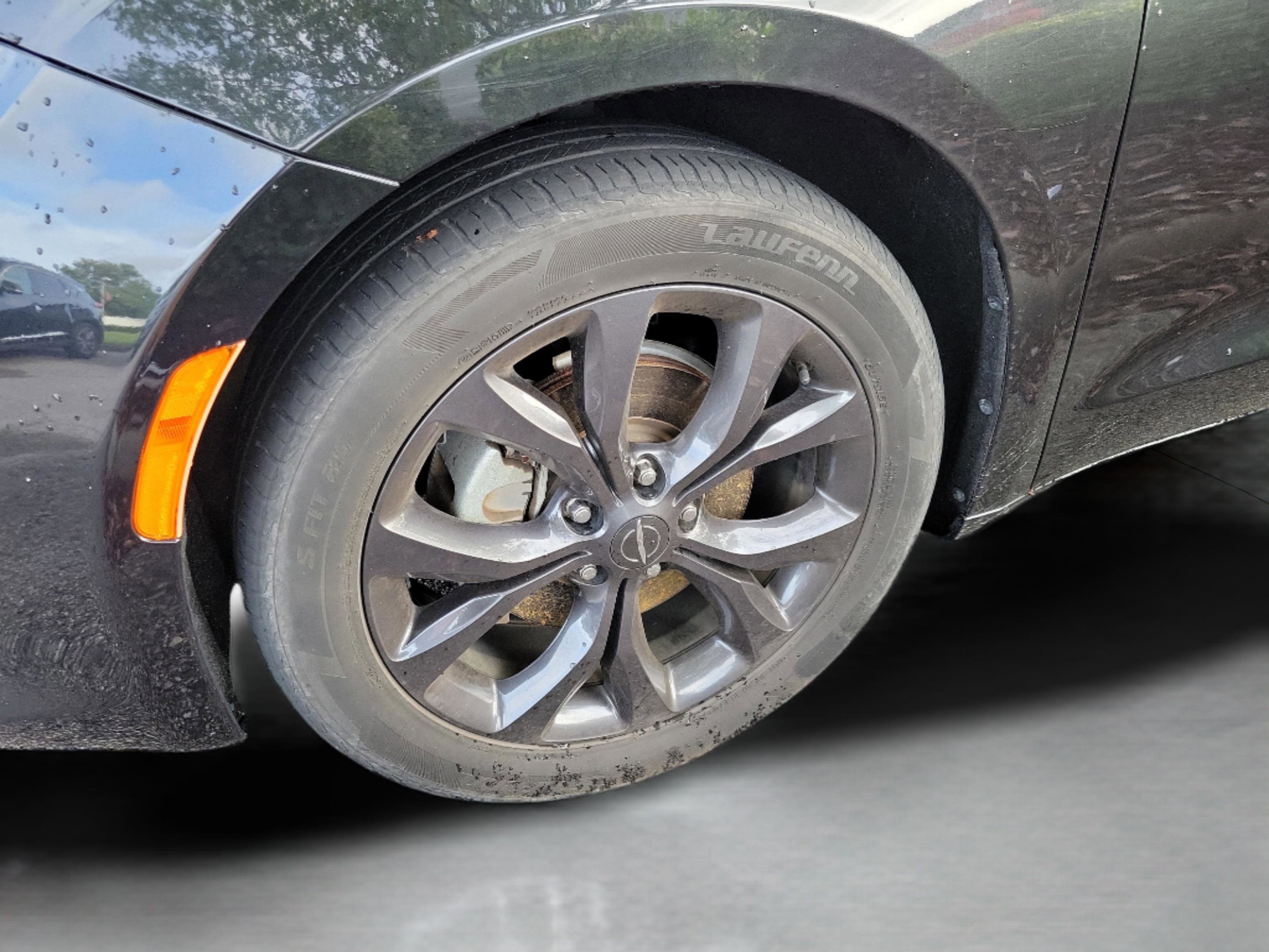 Used 2019 Chrysler Pacifica Limited w/ S Appearance Package FWD image 30
