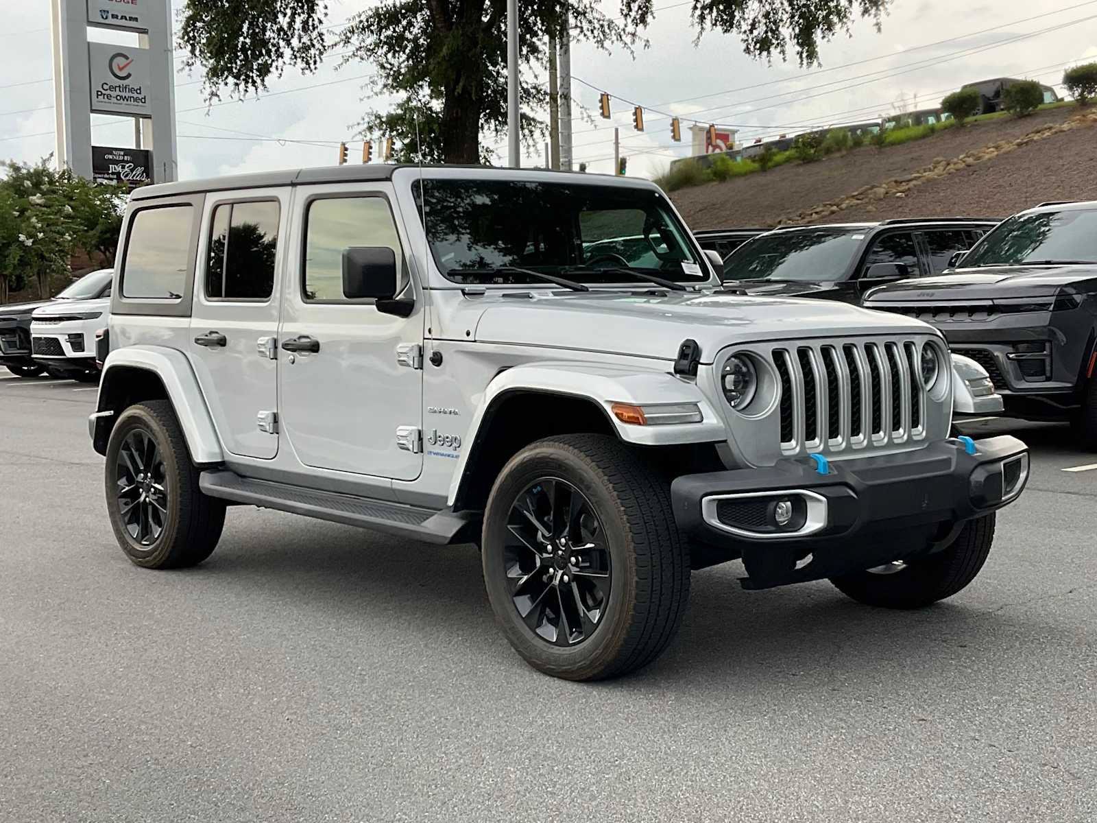 Used 2023 Jeep Wrangler Unlimited Sahara w/ Cold Weather Group AWD/4WD image 7