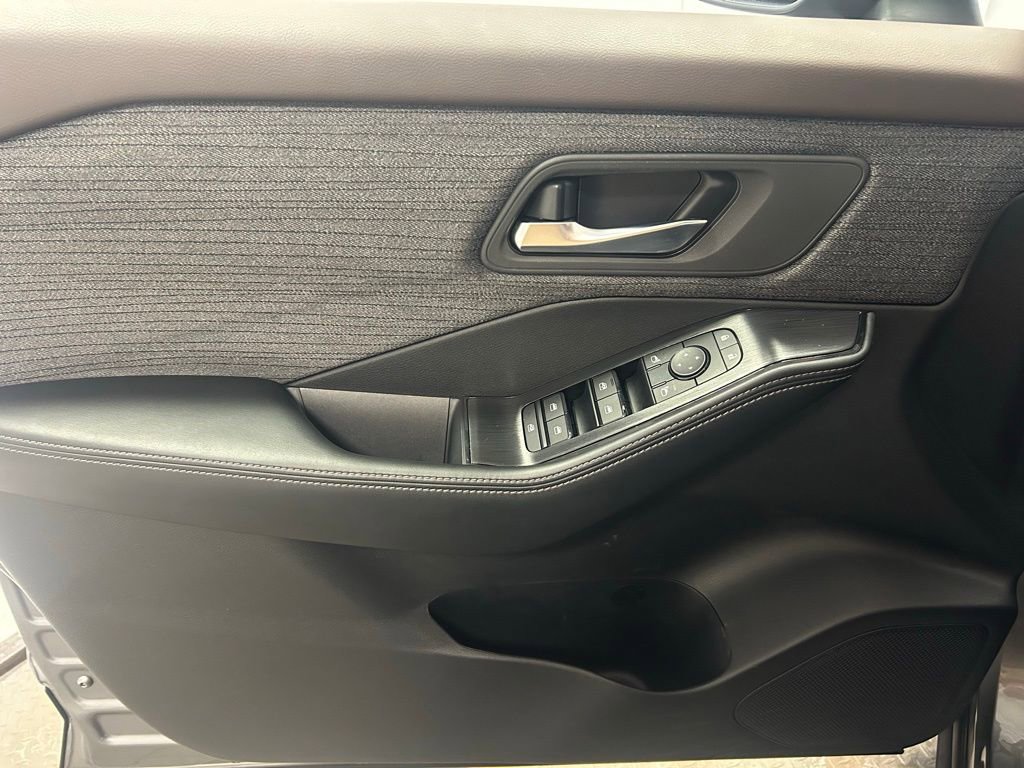 Used 2023 Nissan Rogue SV image 4