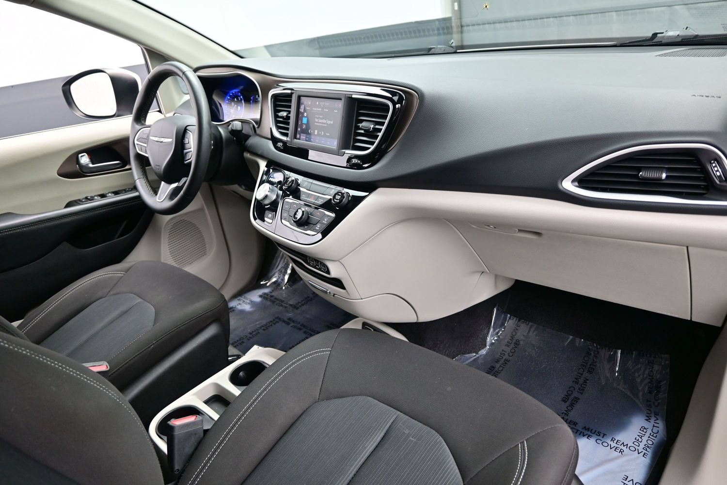 Used 2023 Chrysler Voyager LX FWD image 19