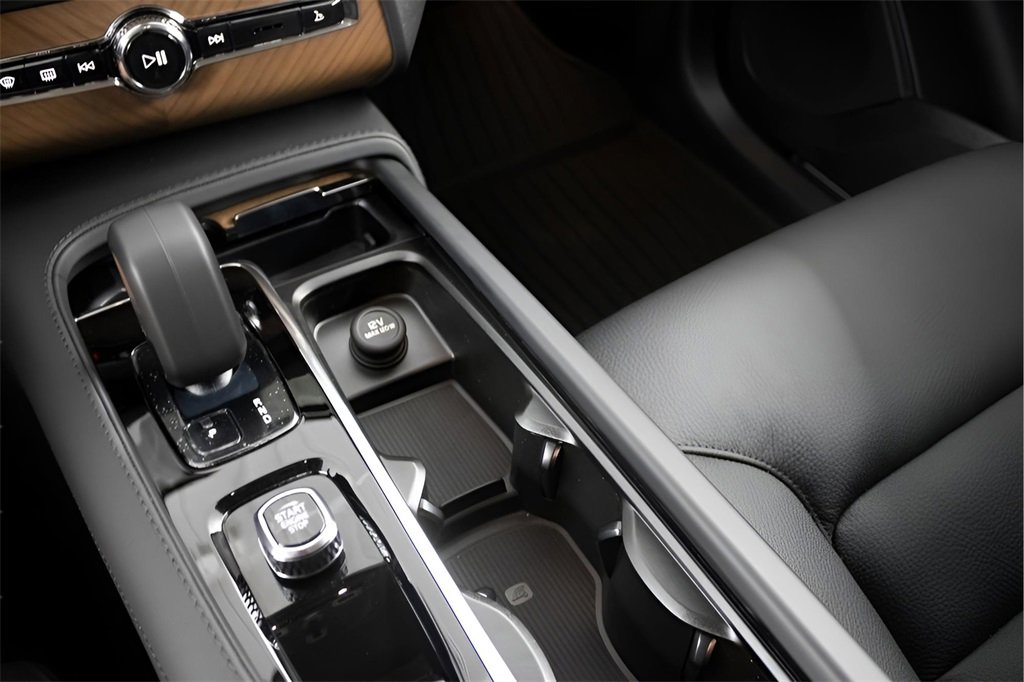 Certified 2025 Volvo XC90 T8 Plus w/ Protection Package Premier image 26