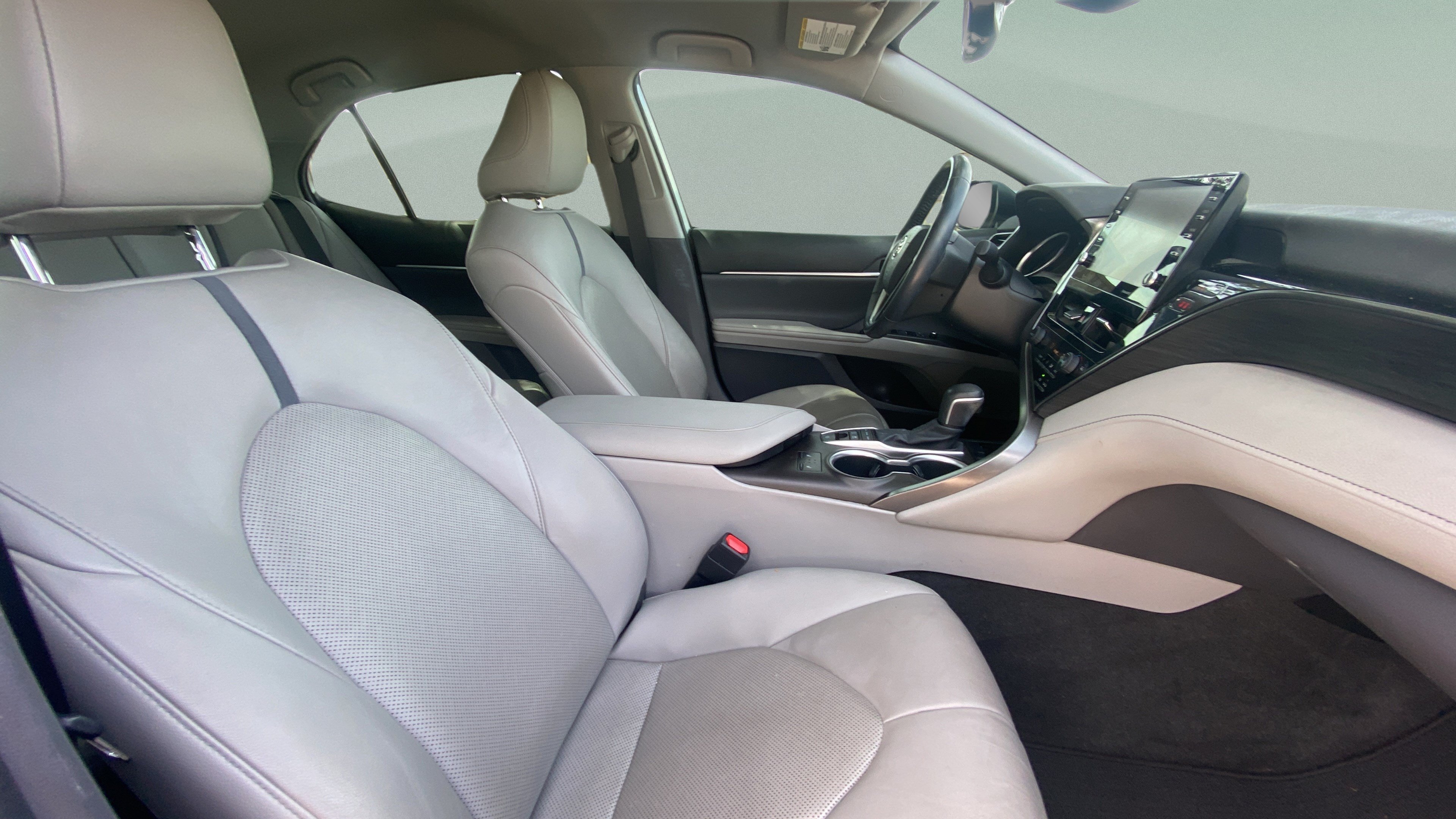 Used 2021 Toyota Camry XLE w/ Cold Weather Package FWD image 26