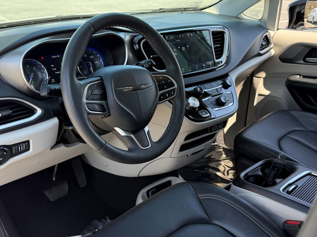 Used 2024 Chrysler Pacifica Touring-L image 19