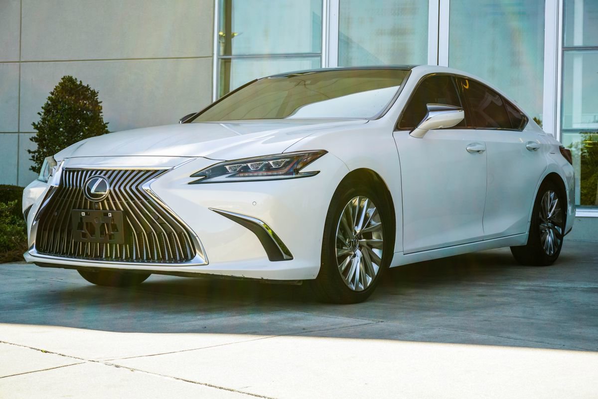 Used 2021 Lexus ES 350 Ultra Luxury w/ Accessory Package image 4