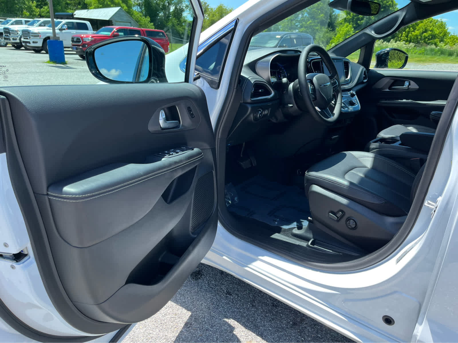 New 2026 Chrysler Pacifica Select FWD image 9