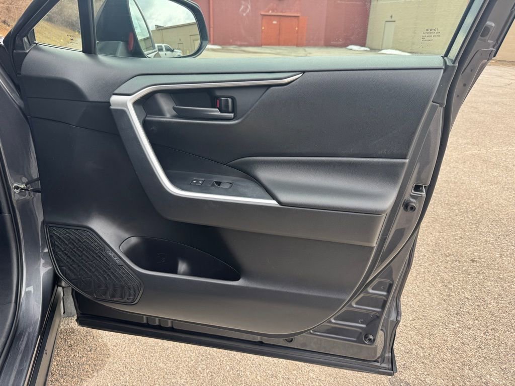 Used 2021 Toyota RAV4 LE image 12