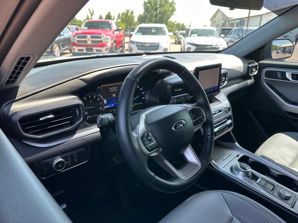 Used 2021 Ford Explorer XLT w/ Equipment Group 202A AWD/4WD image 2