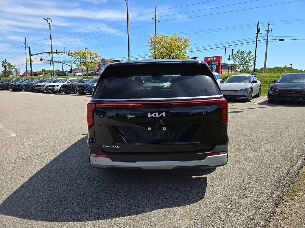 Used 2025 Kia Carnival EX FWD image 4