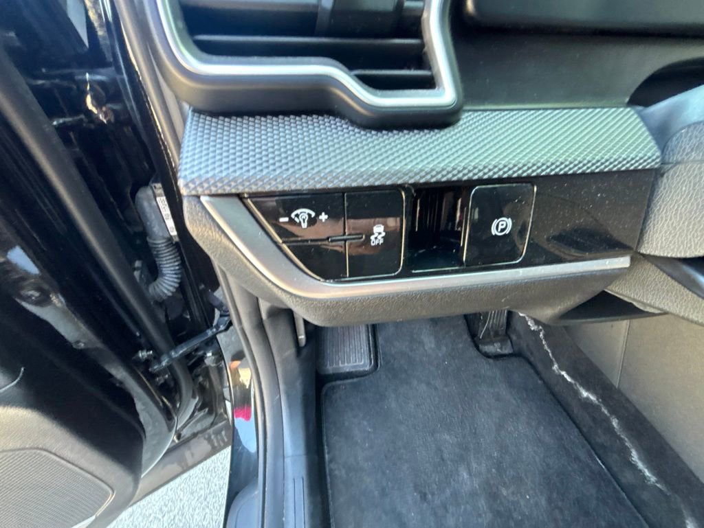 Used 2025 Kia Sportage LX FWD image 23