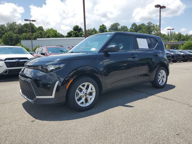Used 2023 Kia Soul LX w/ LX Technology Package FWD image 3