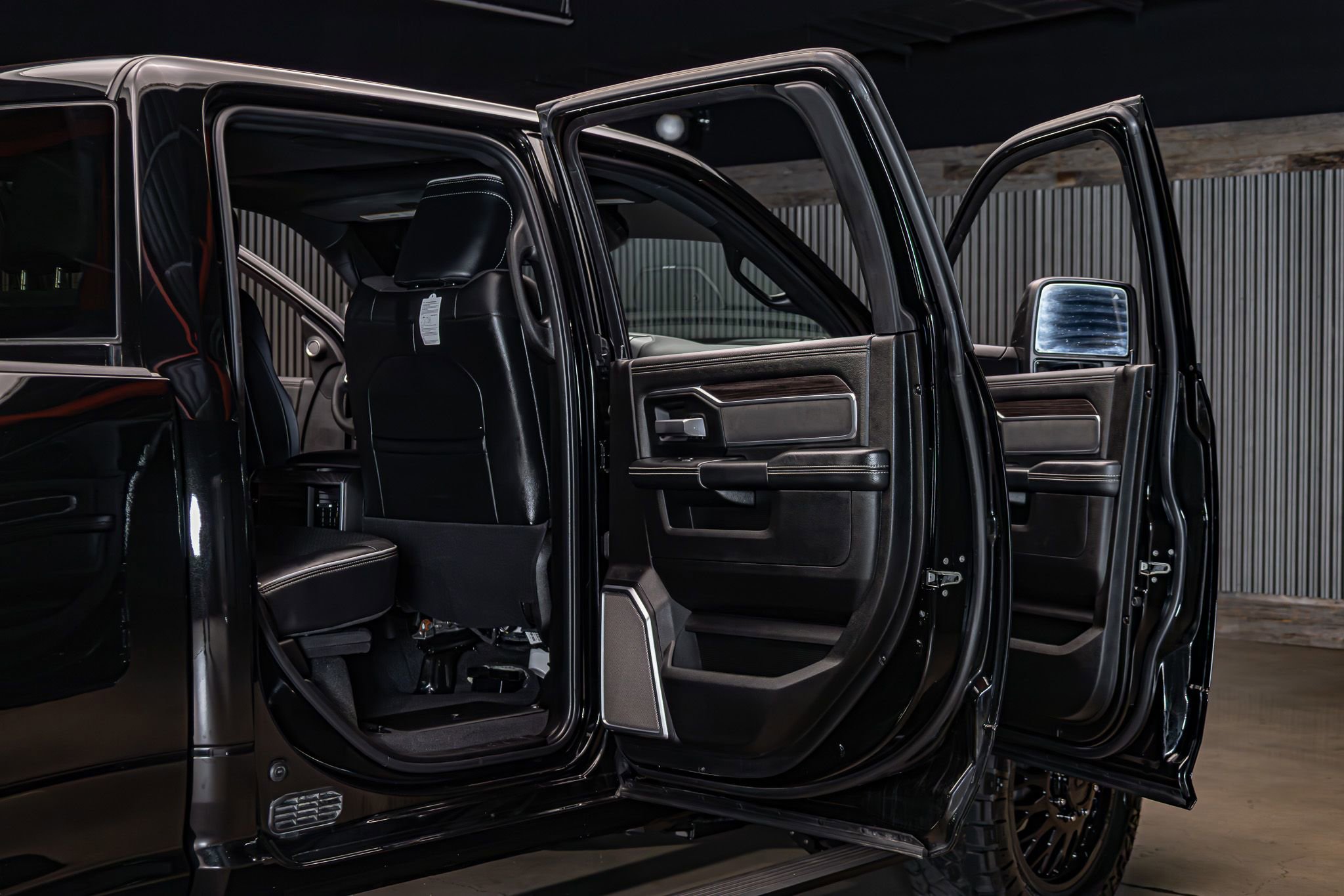 Used 2025 RAM 3500 Laramie image 32