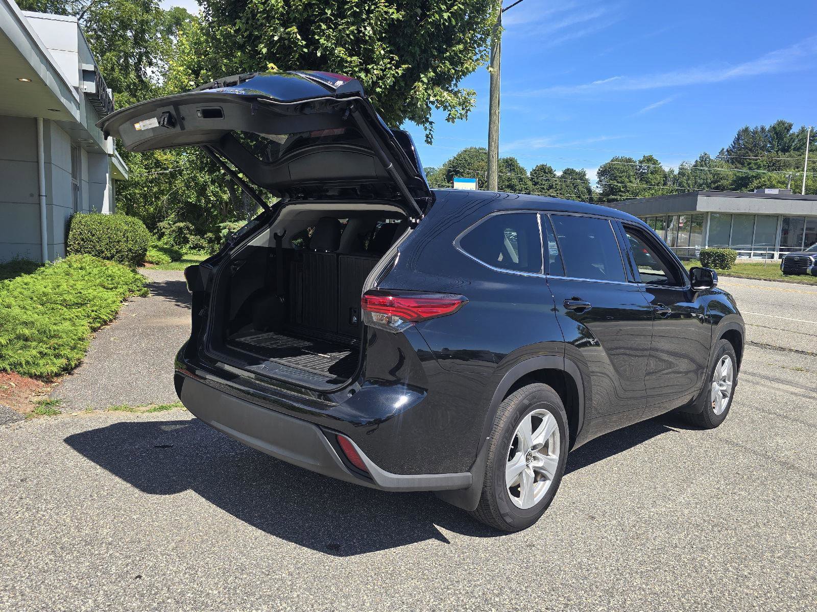 Used 2022 Toyota Highlander LE image 11