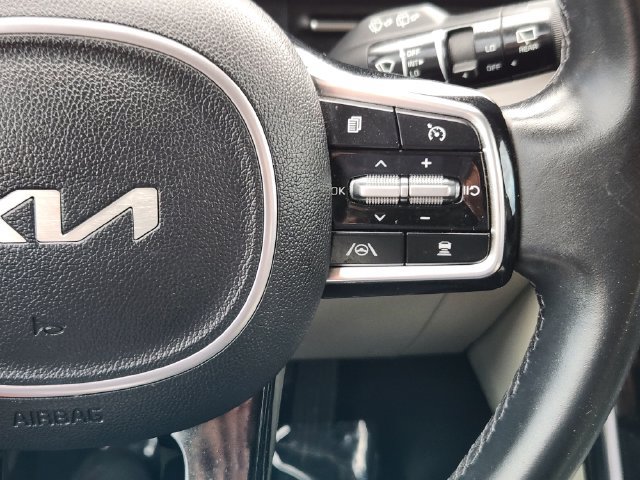 Used 2022 Kia Carnival EX FWD image 31