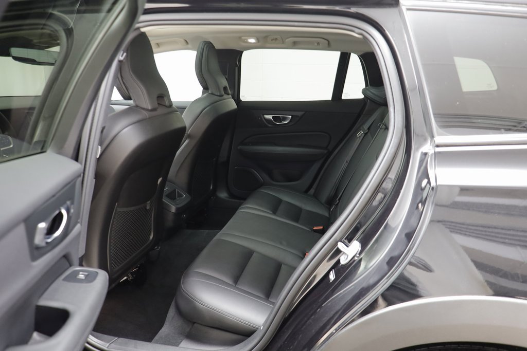 Used 2025 Volvo V60 B5 Cross Country Plus image 13