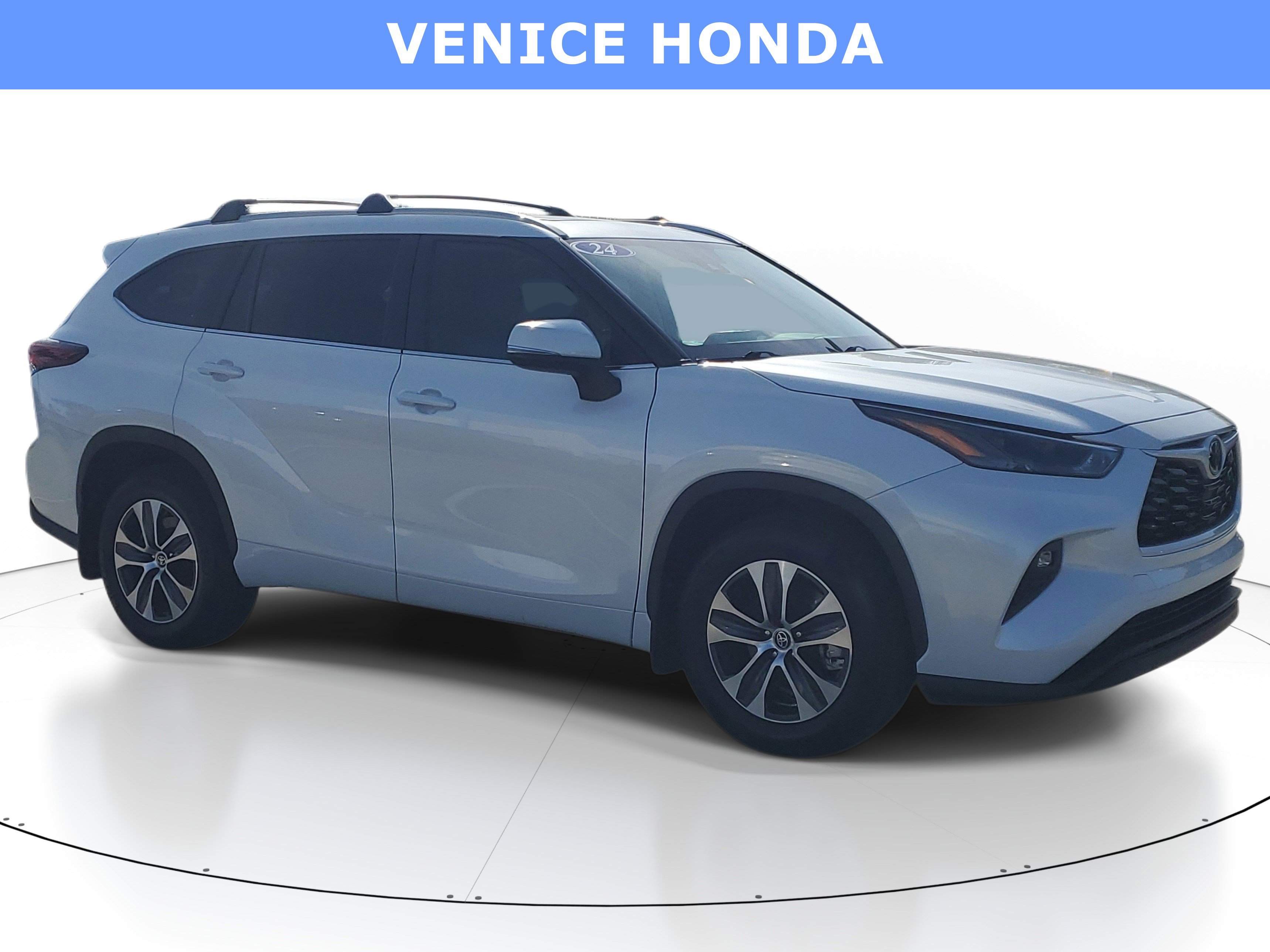 Used 2024 Toyota Highlander XLE FWD image 1