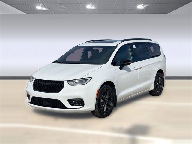 New 2026 Chrysler Pacifica Limited w/ Uconnect Theater Family Group