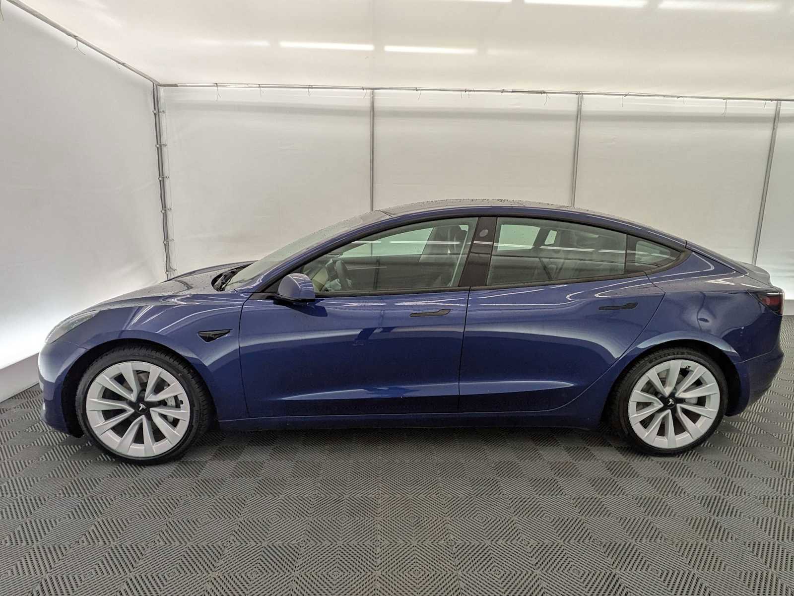 Used 2022 Tesla Model 3 Standard Range image 3