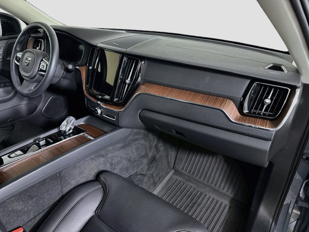 Used 2024 Volvo XC60 T8 Ultimate w/ Climate Package AWD/4WD image 30