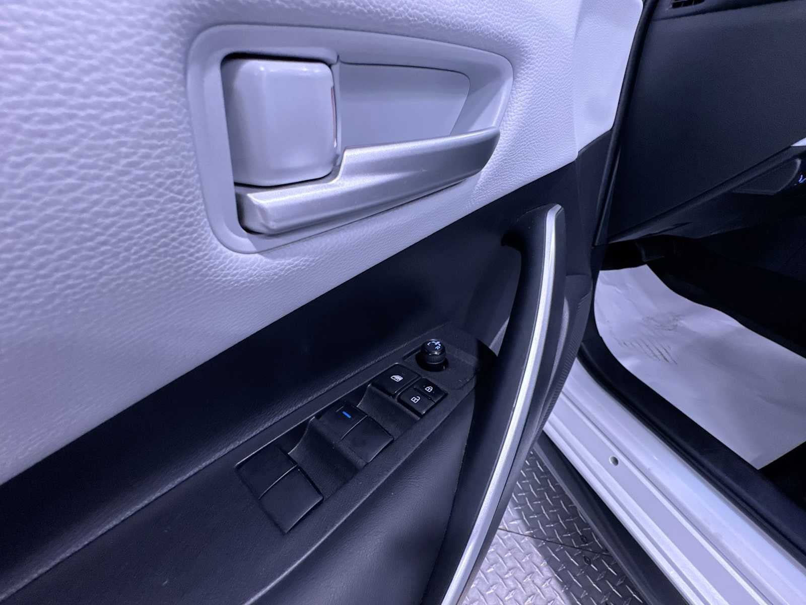 Used 2022 Toyota Corolla SE FWD image 12