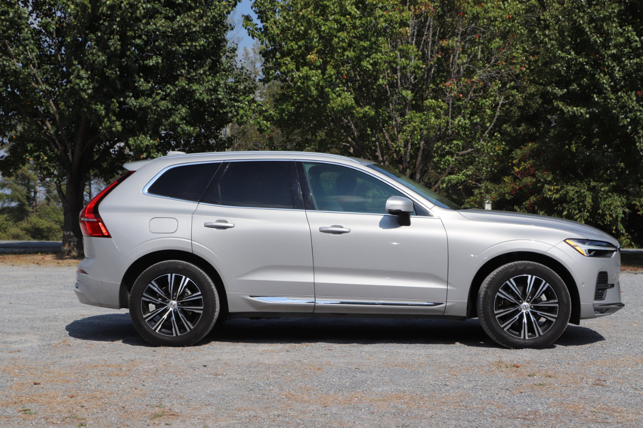 Used 2022 Volvo XC60 B5 Inscription w/ Advanced Package image 2