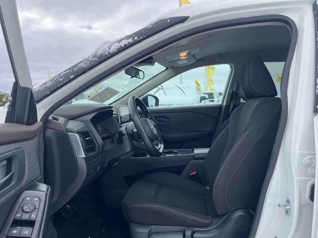 Used 2023 Nissan Rogue S image 10