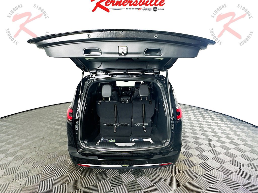 New 2026 Chrysler Pacifica Select image 16