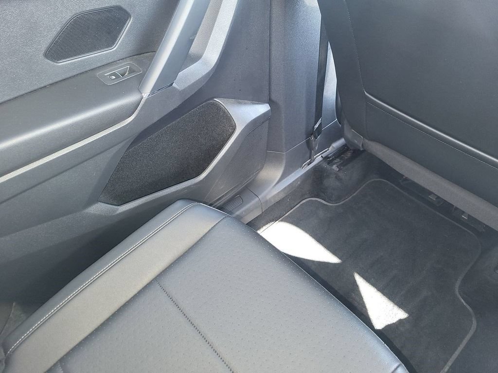 Used 2018 Volkswagen Tiguan SEL AWD/4WD image 15
