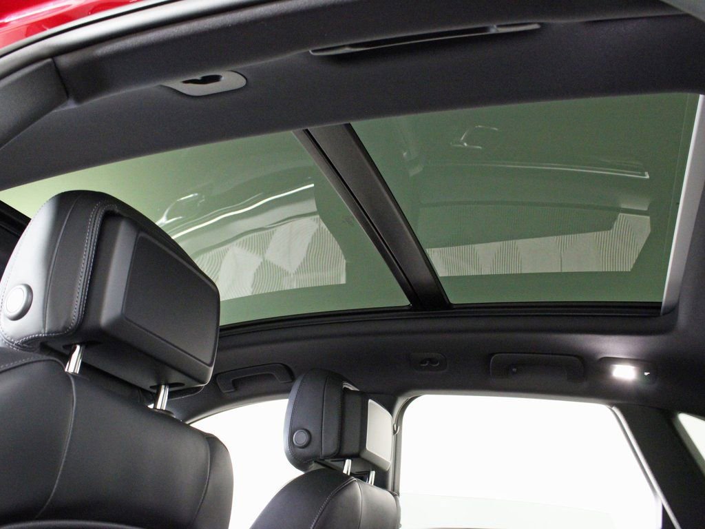 Certified 2025 Porsche Macan image 18