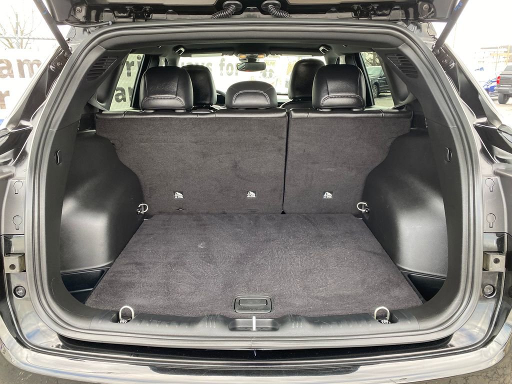 Used 2025 Jeep Compass Trailhawk image 5